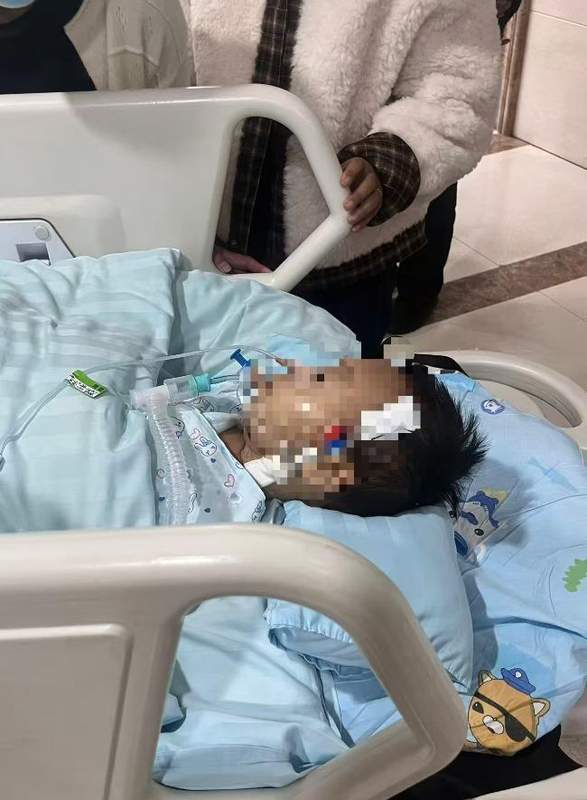 1岁8个月男童春节探亲鼠药中毒致昏迷 爸爸：他最爱喊爸爸妈妈，还没好好看看这个世界