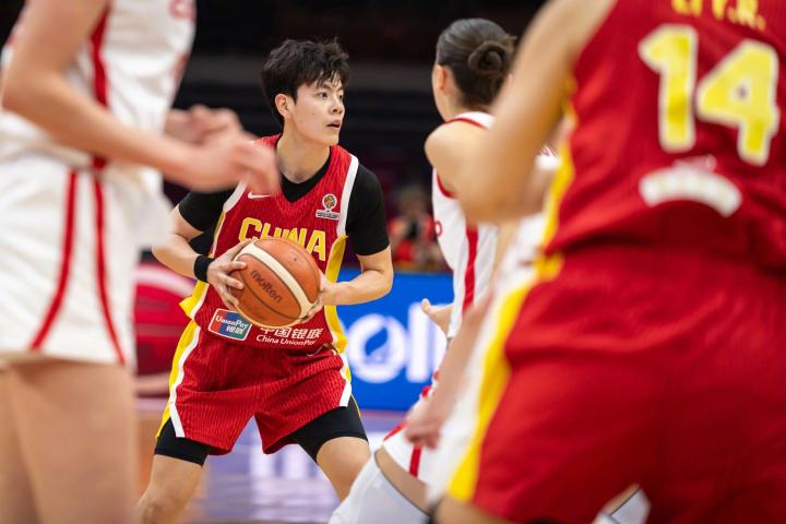  中国女篮险胜捷克锁定世界杯门票；苏群直言锋线难再现李梦，张子宇需适应现代节奏。 体育新闻