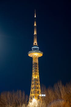 阿尔金山风雪中，铁轨守护者的日常坚守。