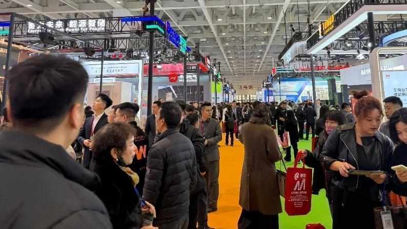  面对市场波动焦虑吗？解析创维如何通过AI与能源布局化解增长瓶颈 情感心理