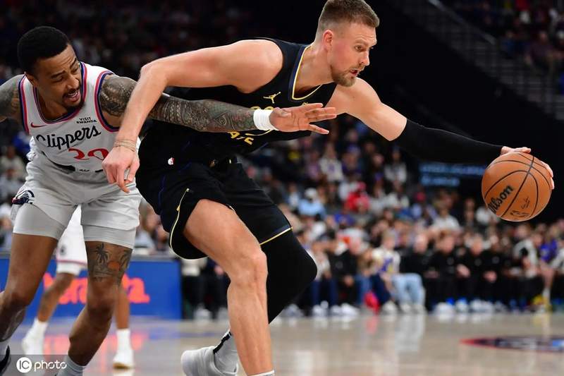  库里里程碑夜吞苦果：三分雨战术体系深度解析 体育新闻