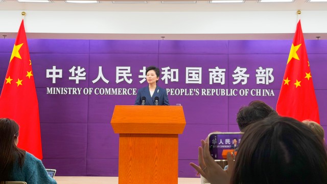  数据解码：六成民意背后的决策困局——从民调视角审视美对伊朗军事行动 新闻