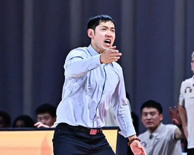 CBA帅位沉浮录：邱彪困局与北控抉择背后的深层逻辑 体育新闻